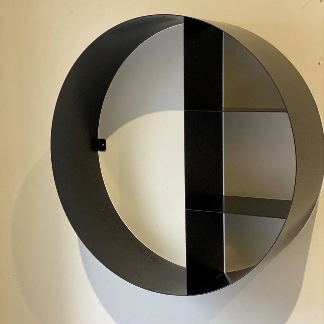 Brændeopbevaring til væg, med skillerum, sort lakeret