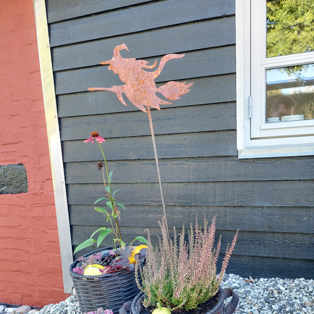 Figur i jern | Heks på kost