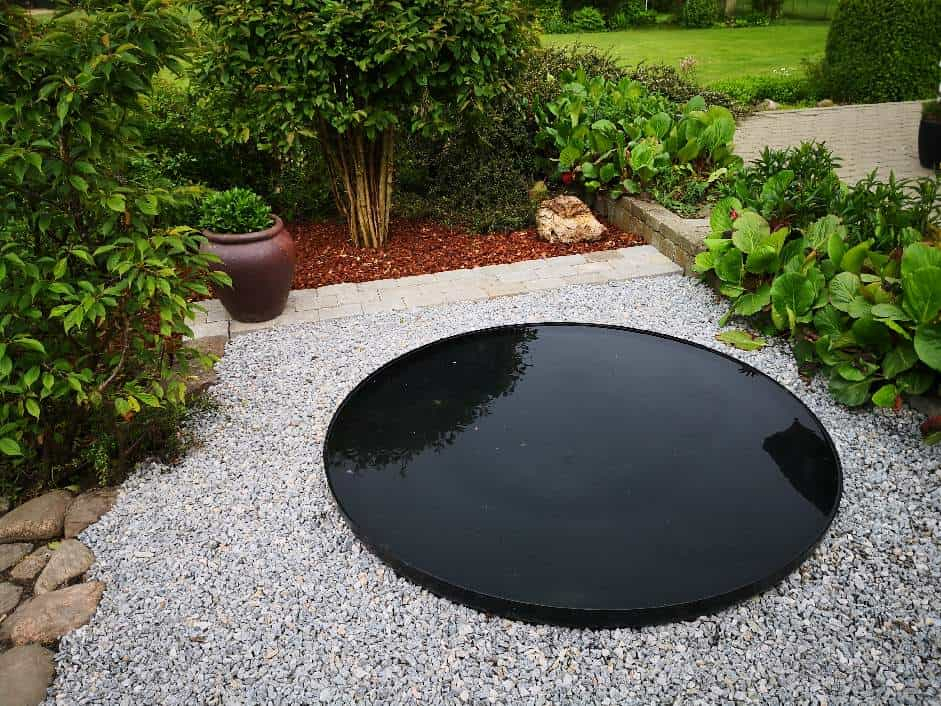 Sortlakeret rundt spejlbassin med høj kant