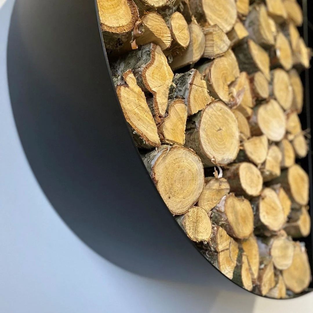 Brændeopbevaring til væg, med skillerum, sort lakeret