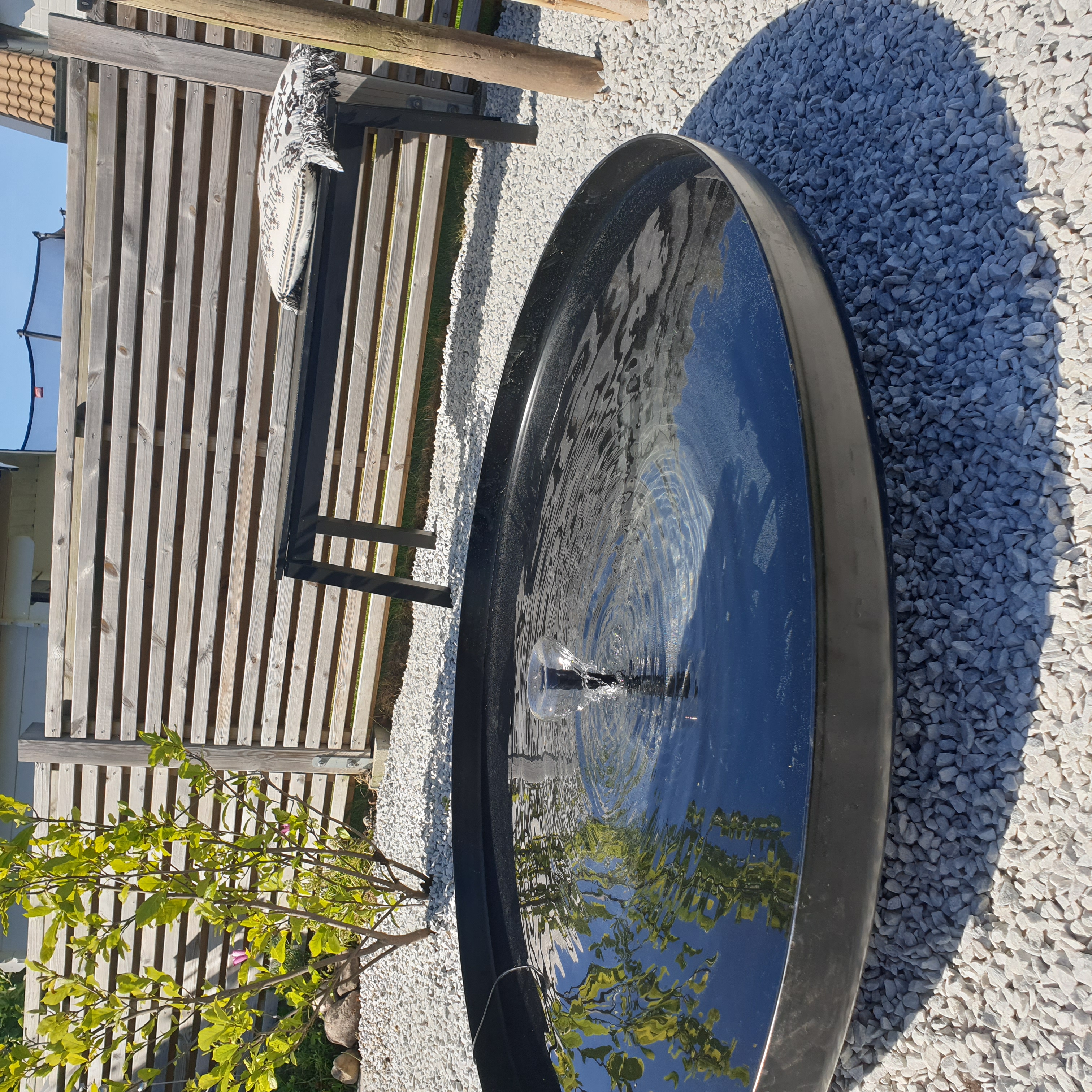 Sansehaven med sort spejlbassin med høj kant | Ø60