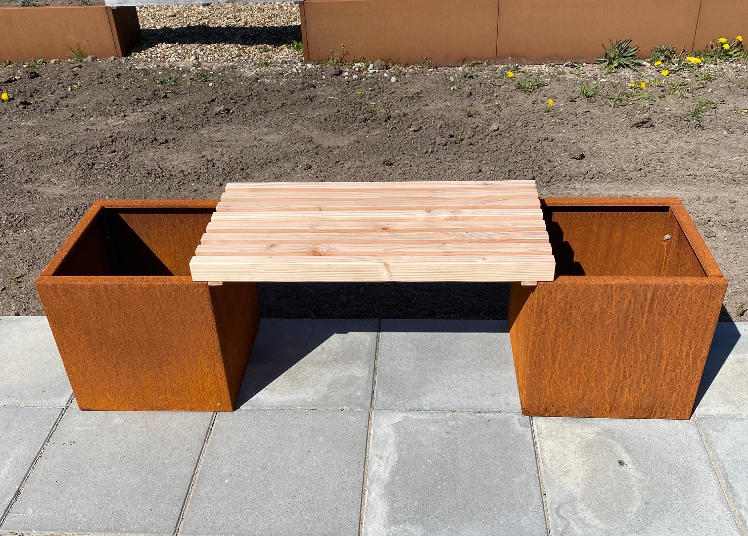 Plantekasser i cortenstål med bænk | 40 x 40 x 40 cm