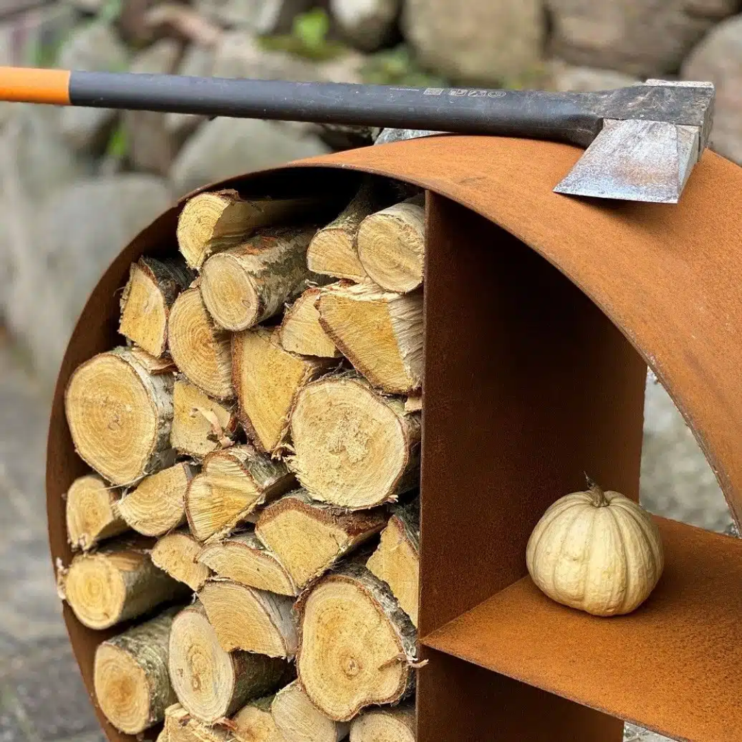 Fritstående brændeopbevaring med skillerum, cortenstål