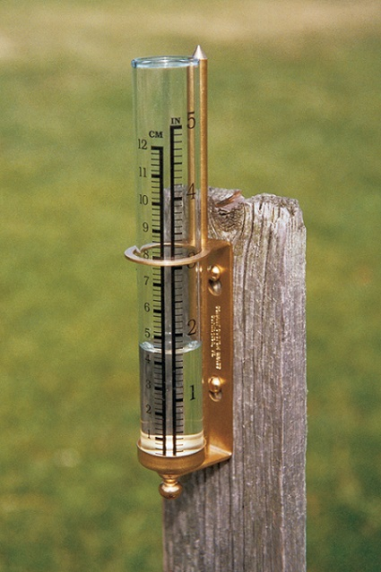 Regnmåler i messing og glas