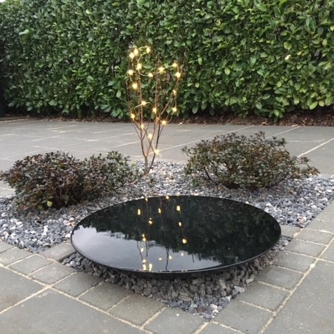 Sortlakeret spejlbassin med påsvejst fod