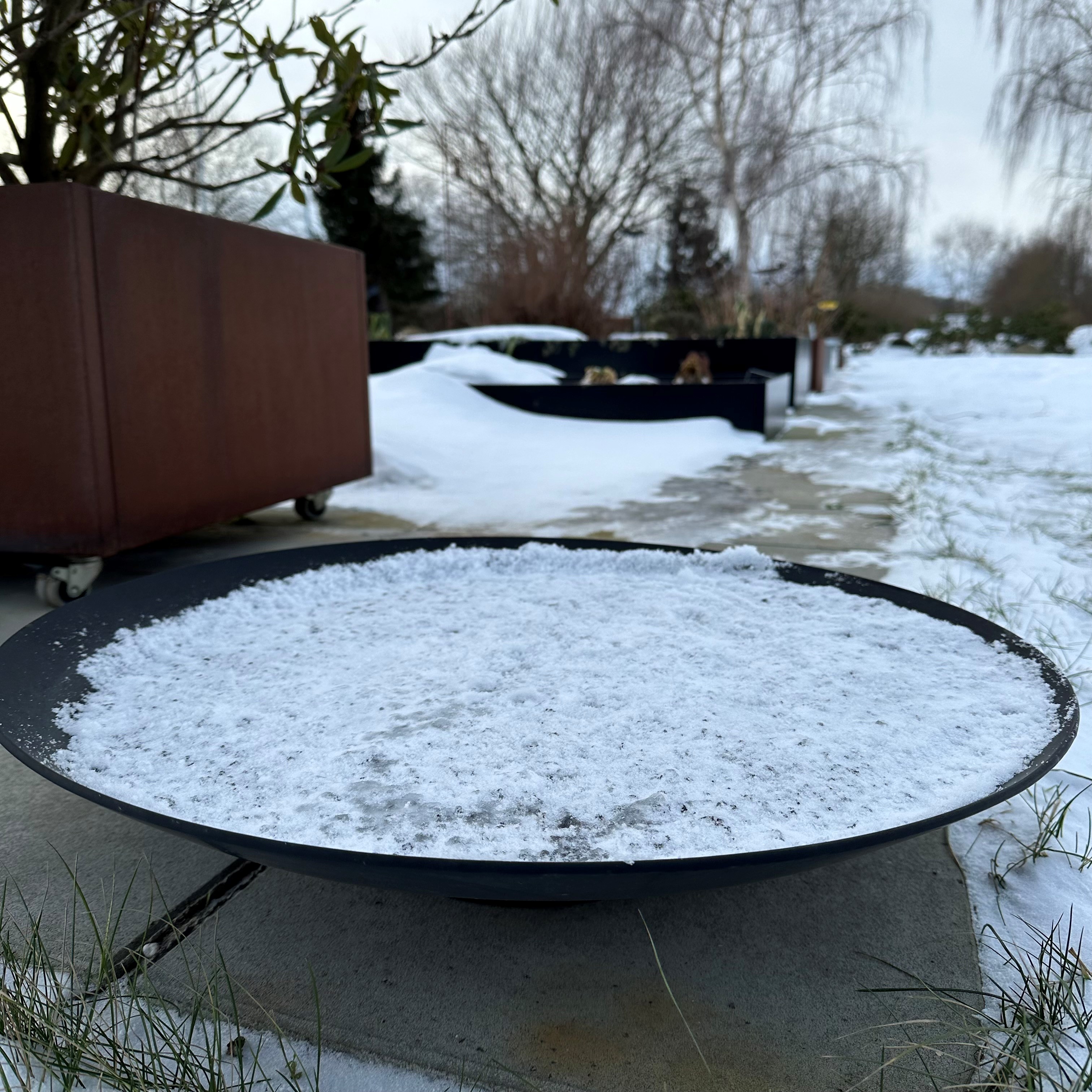 Sansehaven med sort spejlbassin med påsvejst fod | Ø60