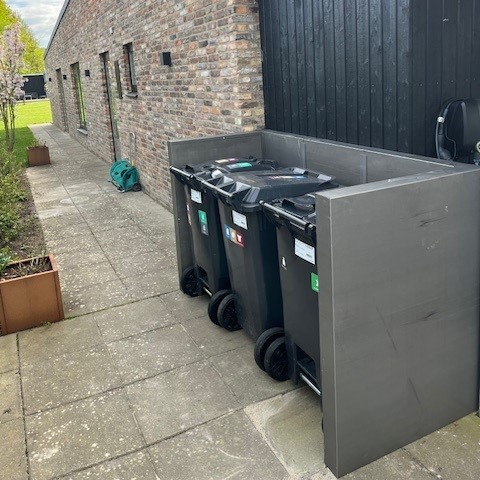 Skraldespandsskjuler i cortenstål | Med inderplade