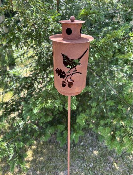 Lanterne på spyd med fugl