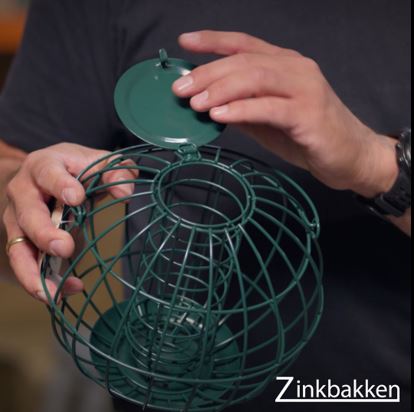 Beskyttet foderautomat til mejsekugler