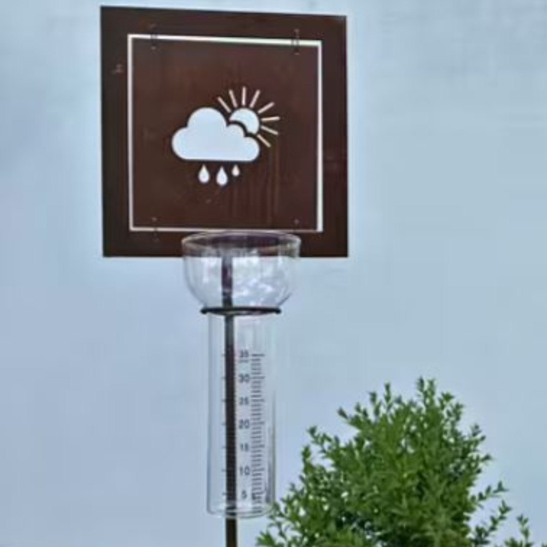 Regnmåler med Skilt