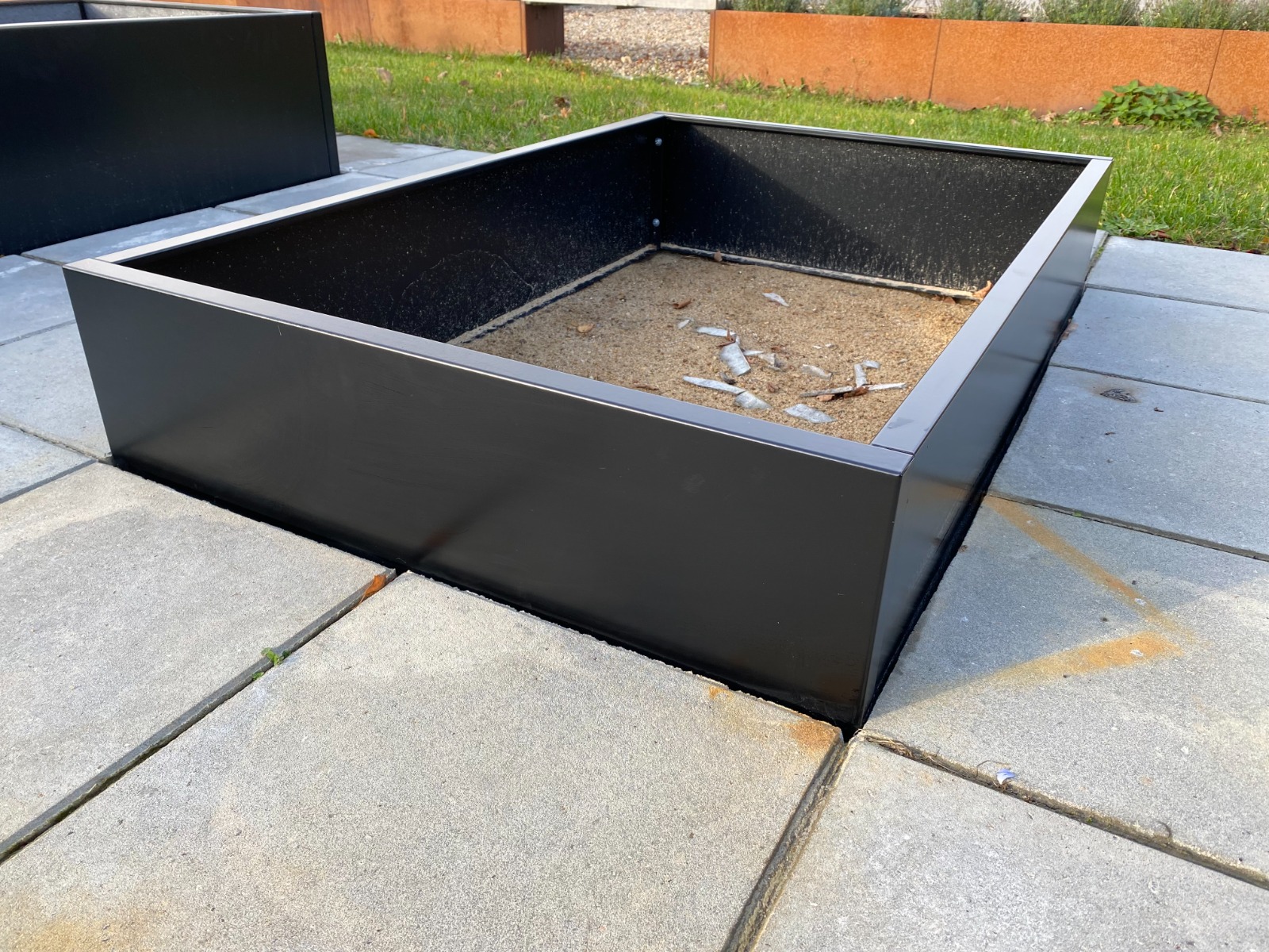 Højbed i sort | B120 H25 | Flere længder