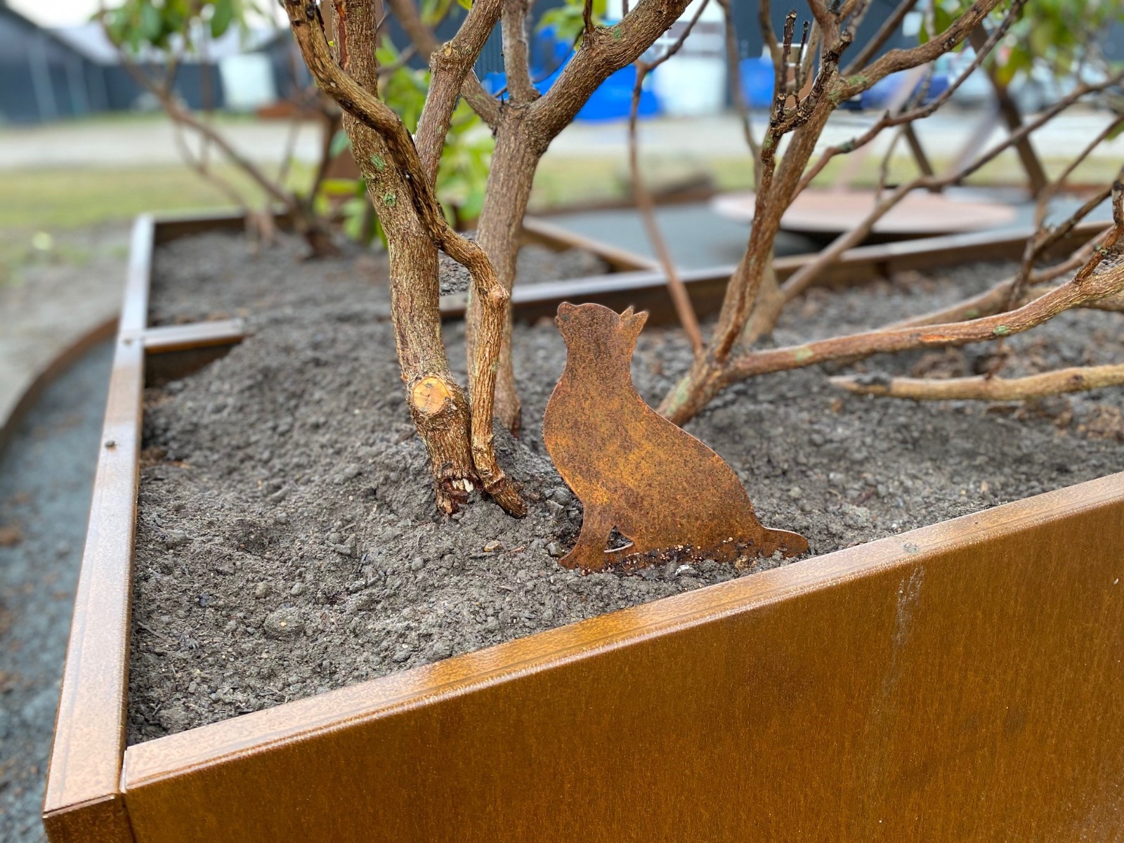 Figur i jern - Kat sidder