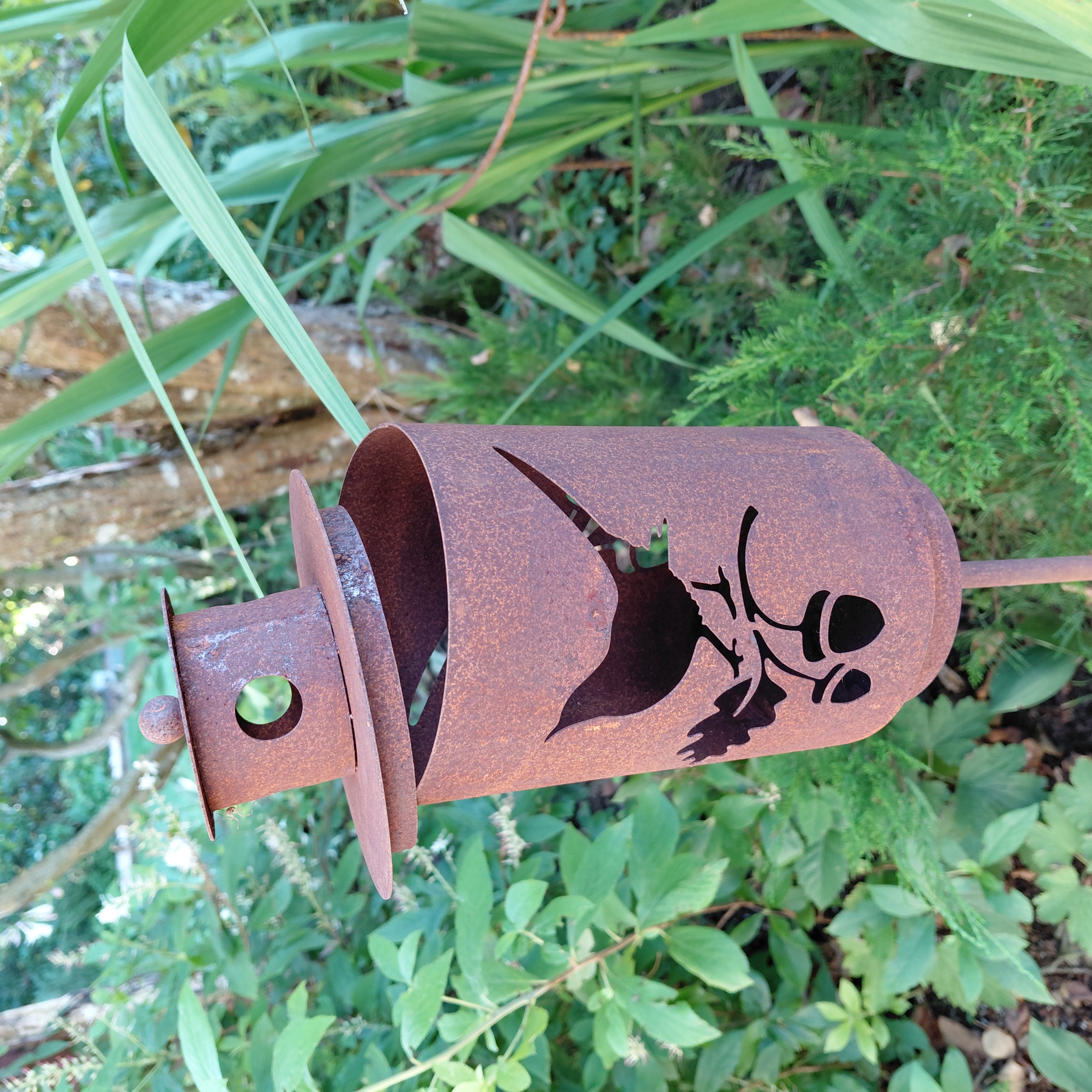 Lanterne på spyd med fugl