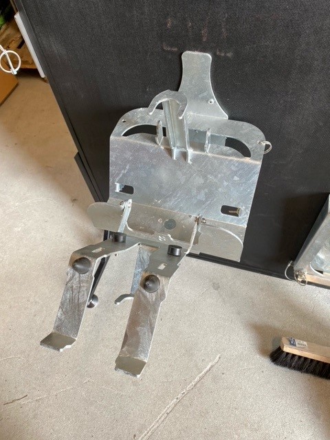 Redskabsophæng til skovl & kost