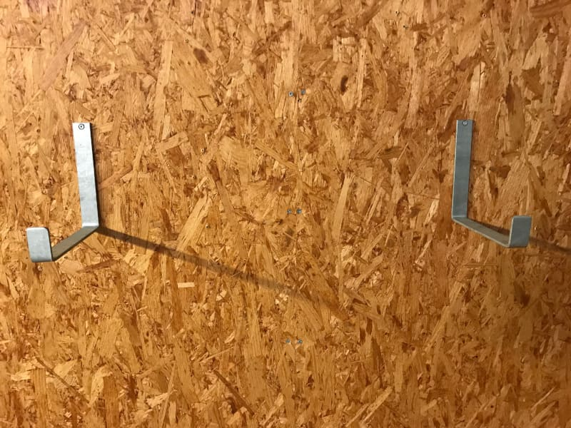 Vægophæng til altankasser