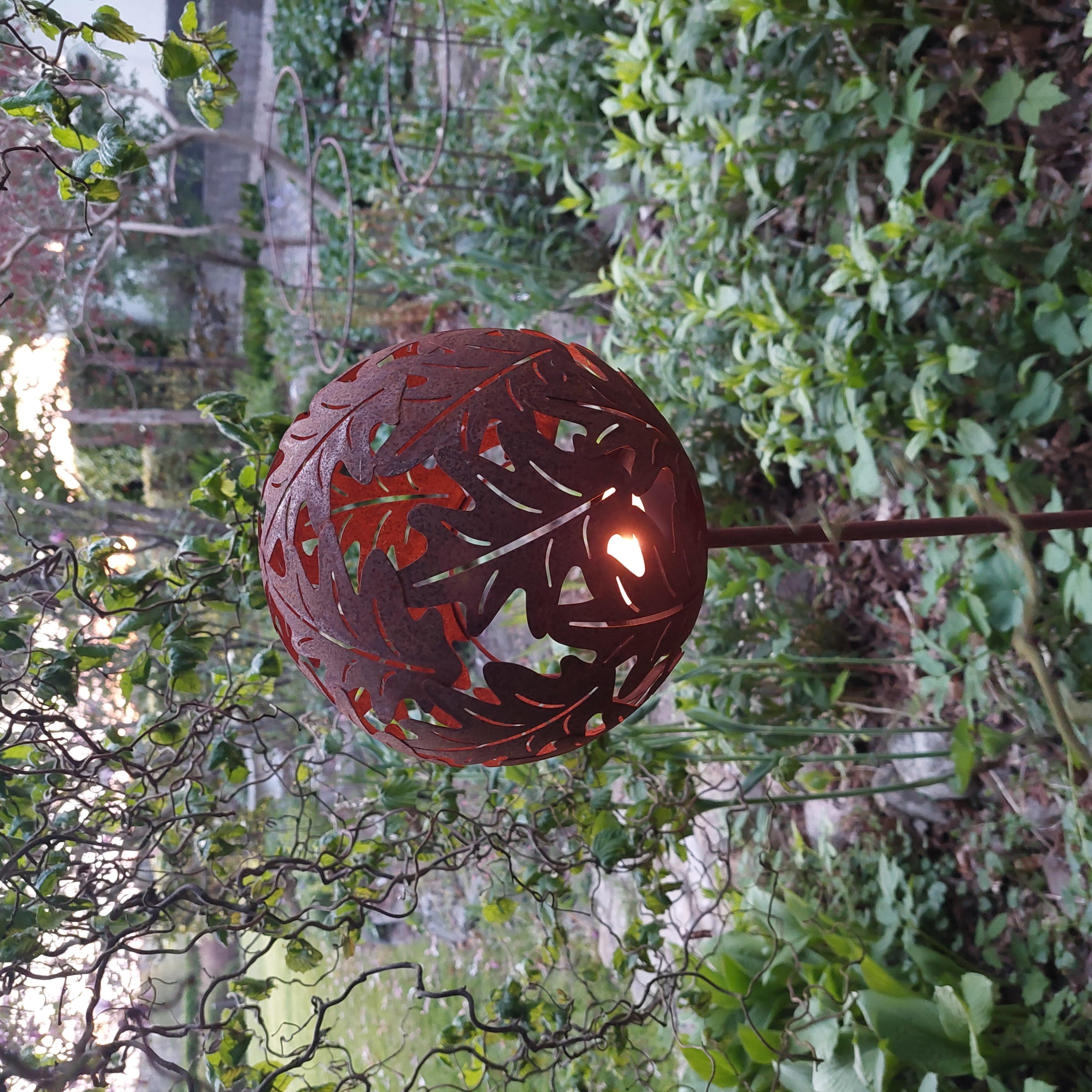 Egeblade jernkugle Ø20 på spyd 116 cm til lys