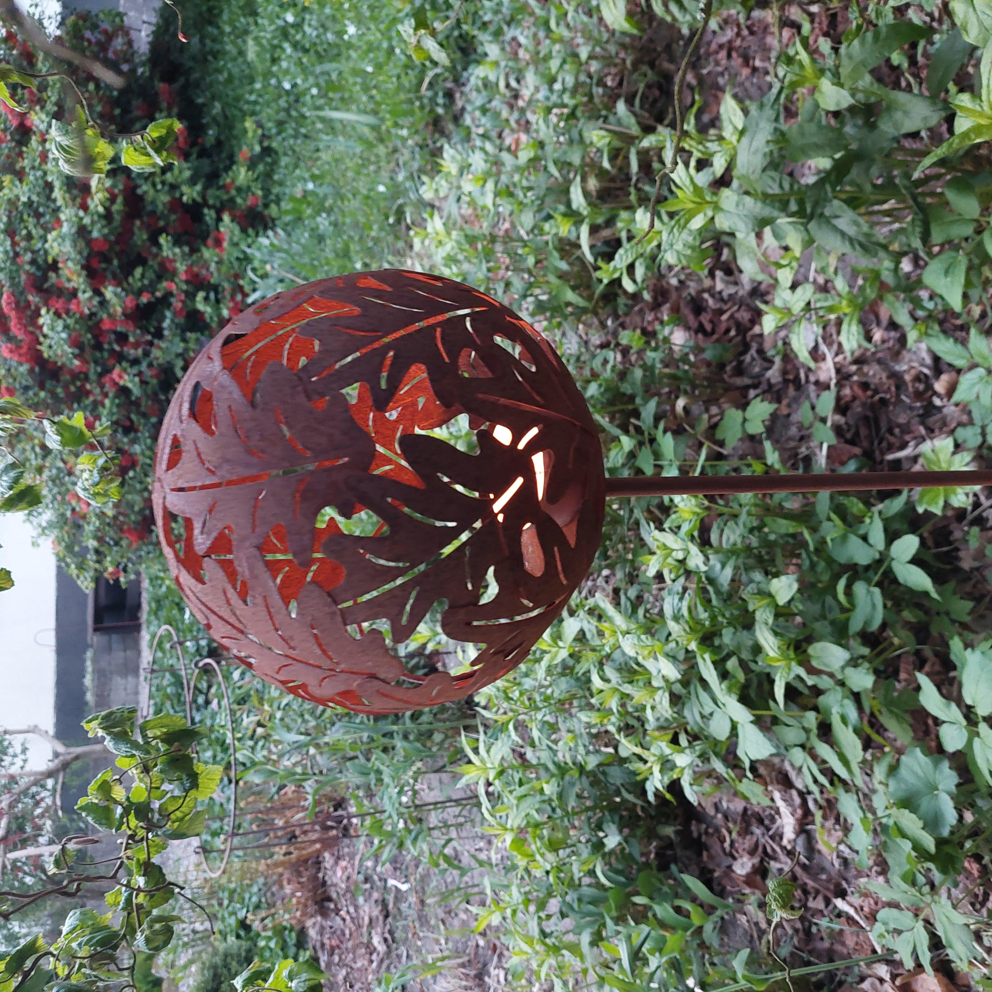 Egeblade jernkugle Ø20 på spyd 116 cm til lys