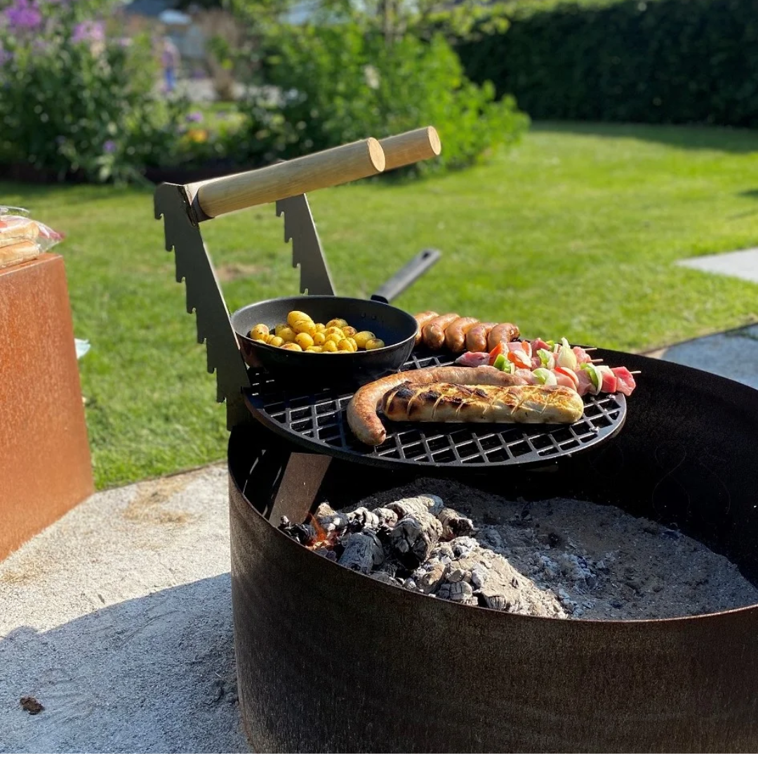 Bålrist i støbejern med træhåndtag | Ø53 cm