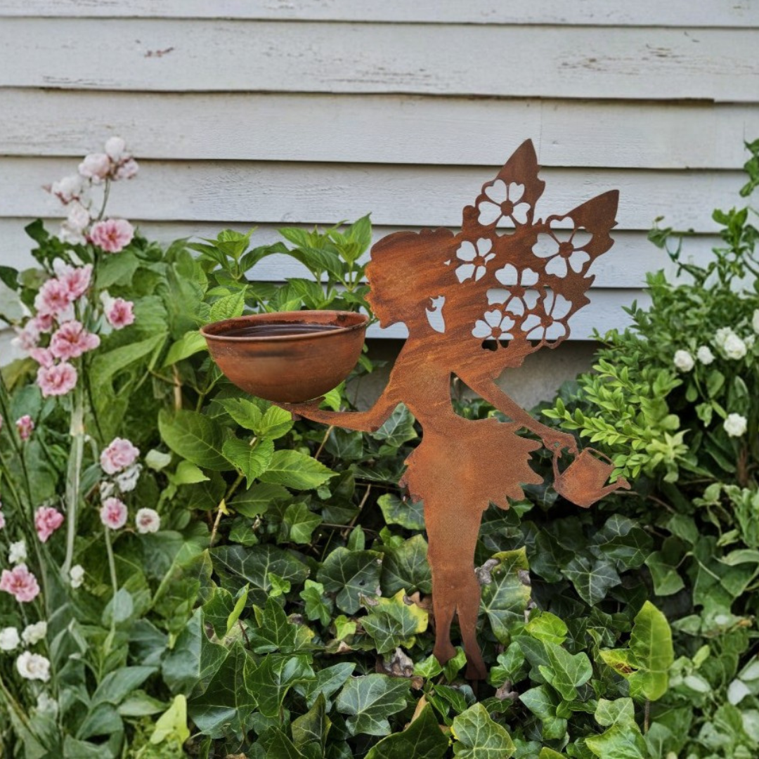 Elverpige med vandskål til insekter