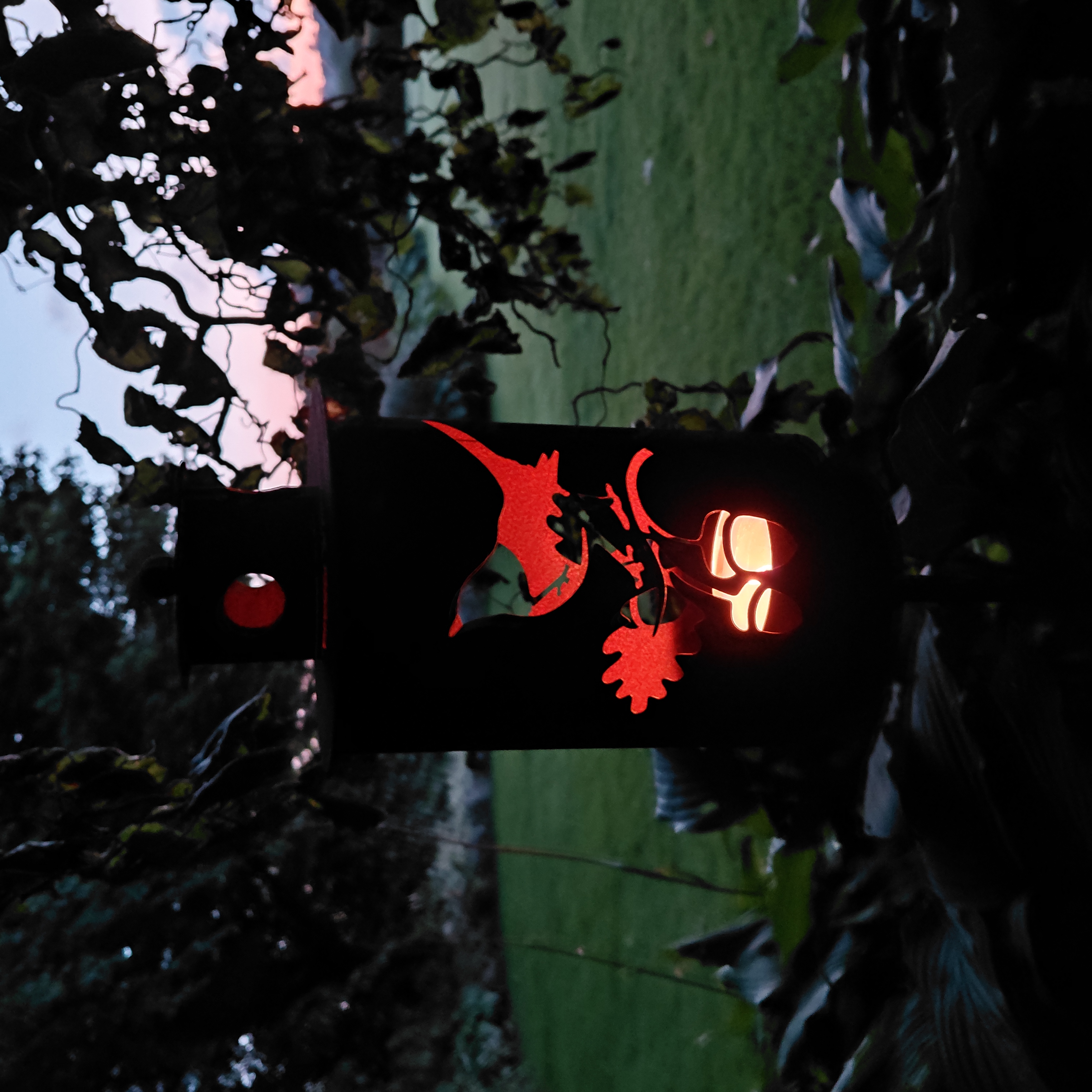 Lanterne på spyd med fugl