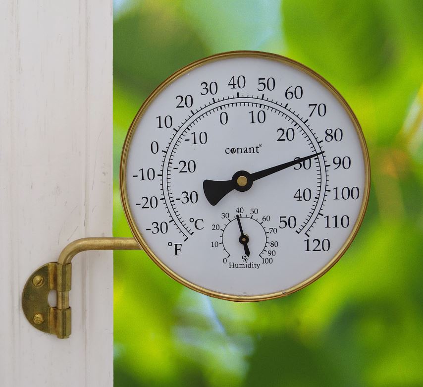 Rundt termometer og hygrometer i messing