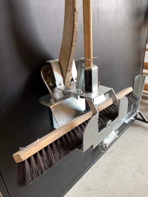 Redskabsophæng til skovl & kost