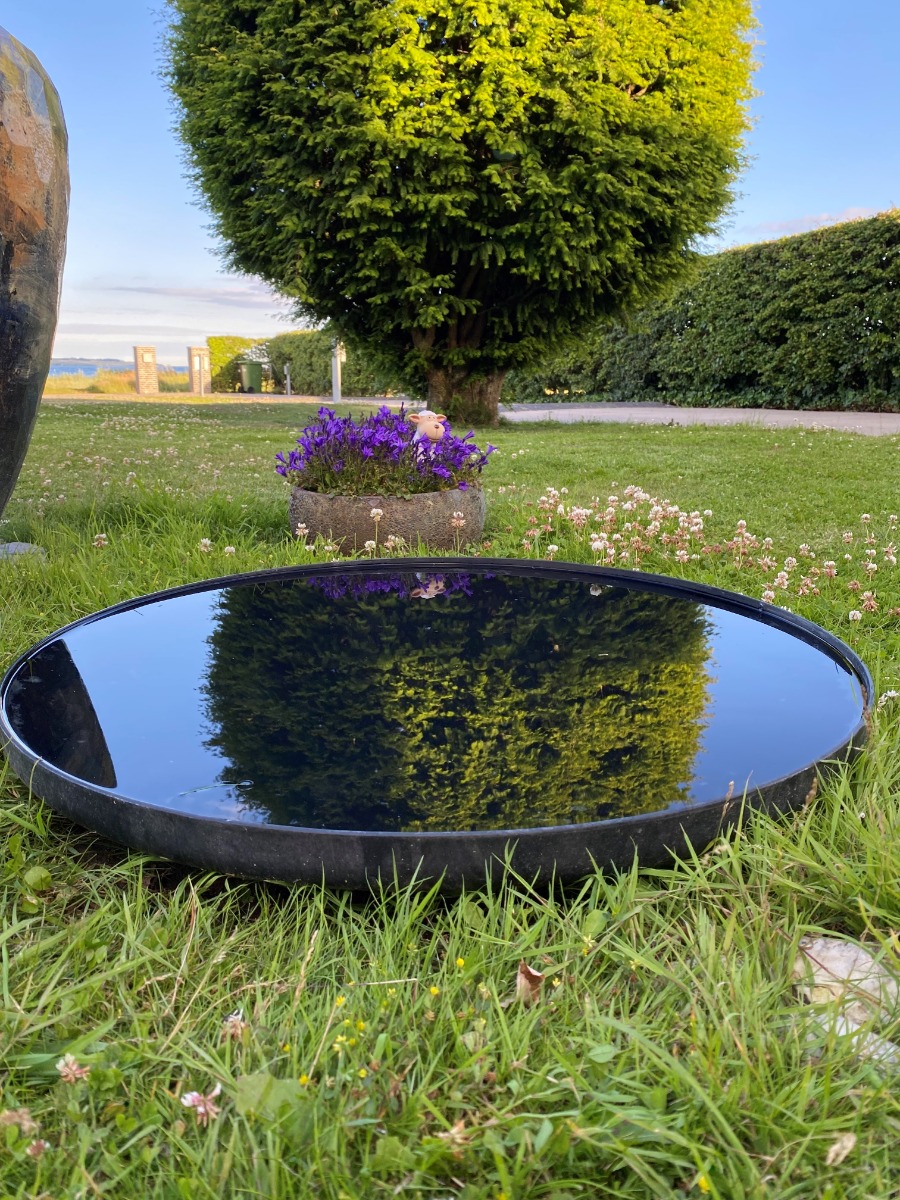 Sortlakeret rundt spejlbassin med høj kant