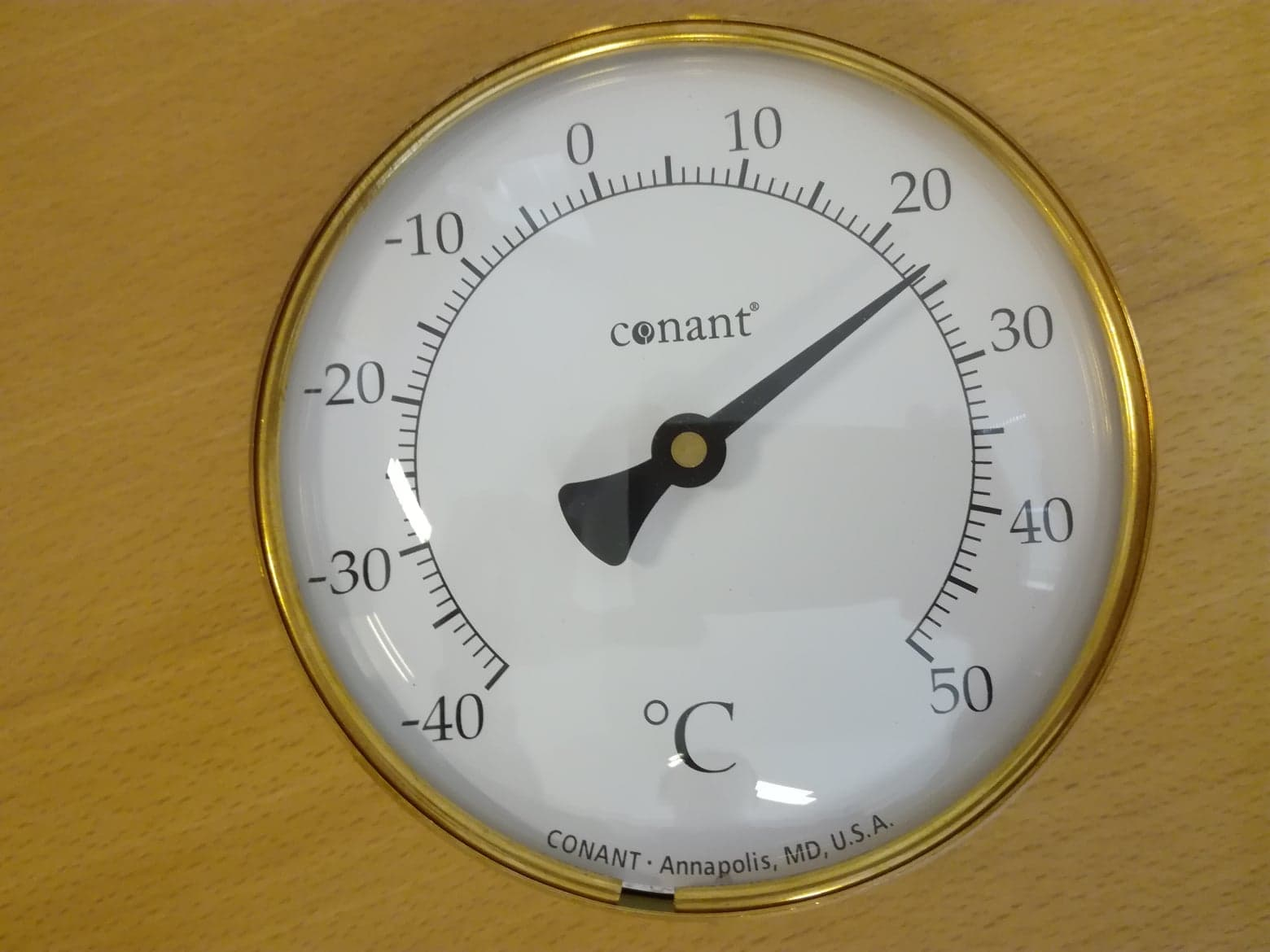 Rundt termometer i messing