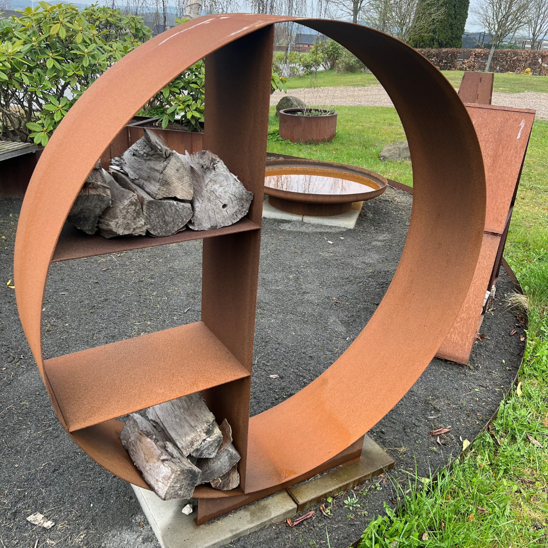 Fritstående brændeopbevaring med skillerum, cortenstål-Ø95