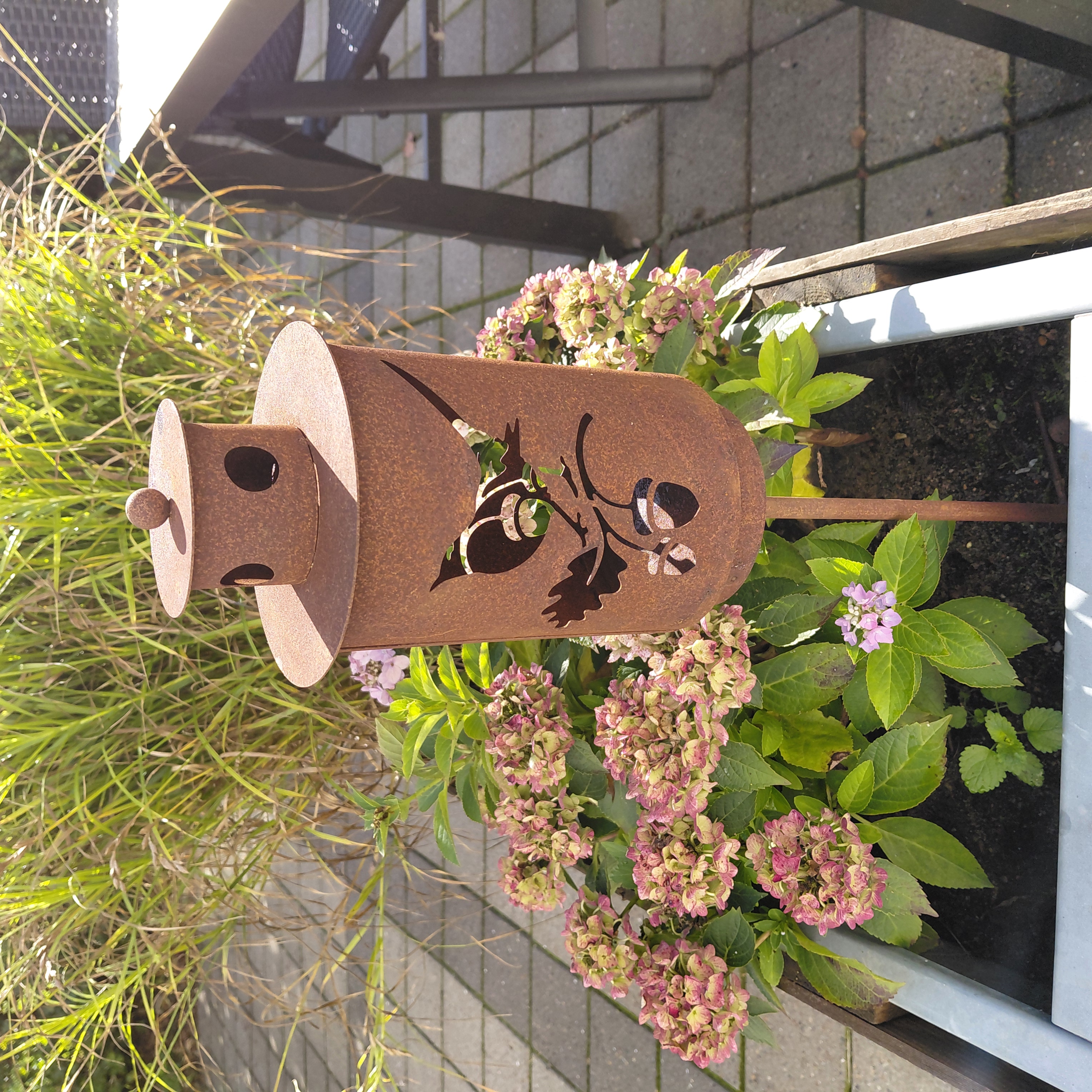 Lanterne på spyd med fugl