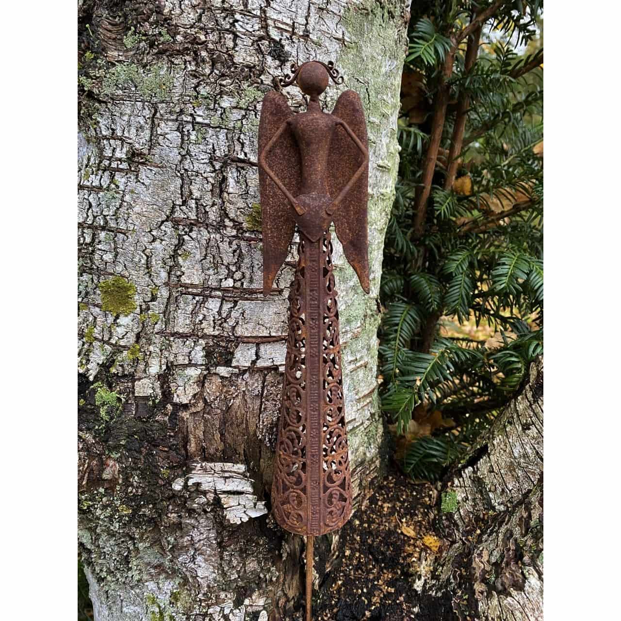 Smuk engel i jern på pind